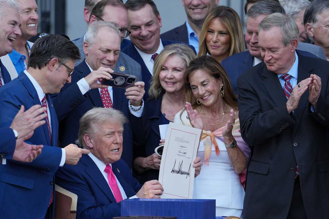 GOP panic mode: MAGA lawmakers meltdown as Epstein files threaten to expose the “family-friendly” Right