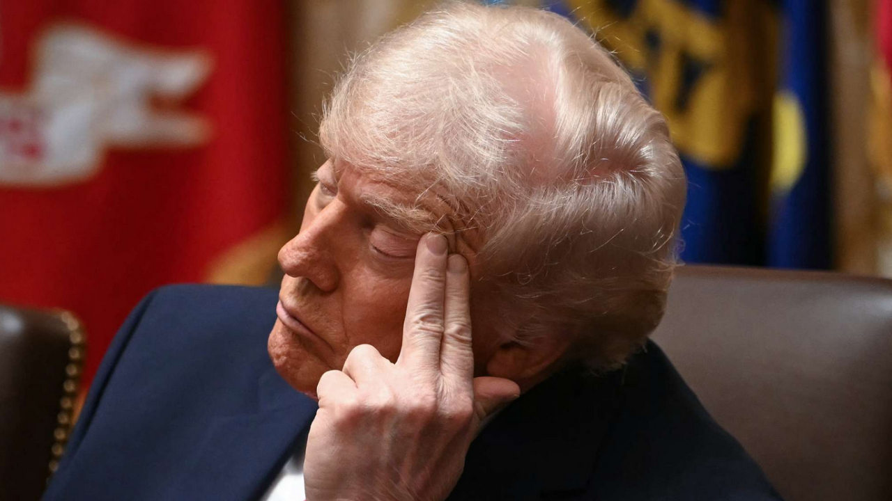 'Sleepy' Donnie Trump dozes off during own cabinet meeting